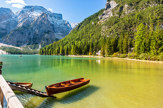 Barca ormeggiata al pontile del lago di Braies